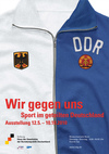 Plakat der Ausstellung "Wir gegen uns. Sport im geteilten Deutschland"  © THORN WA, Leipzig